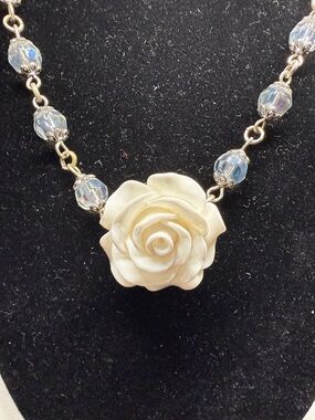 Necklace White Rose Pendant Iridescent Beads Silver Tone Chain 1970s 16-14 IN